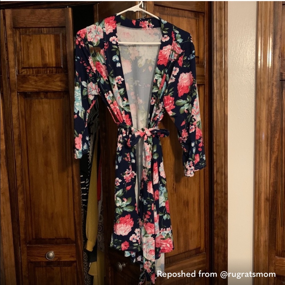 Posh peanut navy floral robe blanket set
